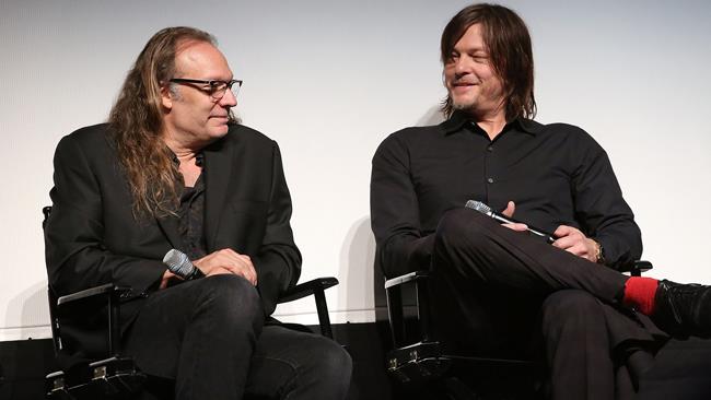 Norman Reedus e Greg Nicotero di The Walking Dead aprono un ristorante insieme Norman Reedus e Greg Nicotero durante una conferenza