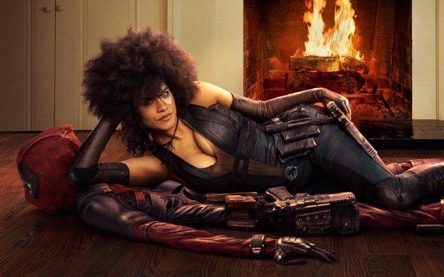 Zazie Beetz adagiata su Deadpool Zazie Beetz adagiata su Deadpool nella prima immagine ufficiale