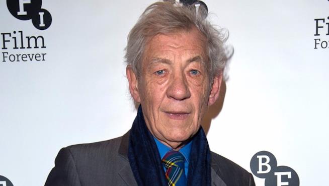 Ian McKellen rifiuta 1 milione e mezzo di dollari per celebrare un matrimonio vestito da Gandalf Ian McKellen a un evento ufficiale