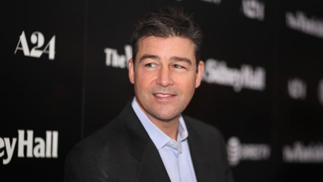 Catch-22: Kyle Chandler sarà protagonista della serie TV di George Clooney L'attore Kyle Chandler