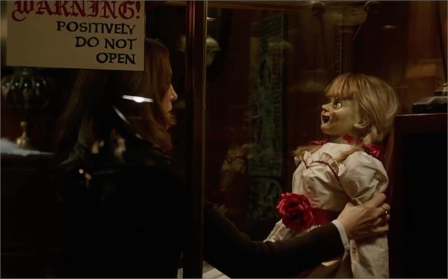 Annabelle Comes Home: il nuovo poster del film sui coniugi Warren Annabelle Comes Home: una scena dal trailer