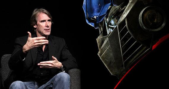 Creatore e creatura. Michael Bay e Optimus Prime in una foto Optimus Prime e Michael Bay, il regista che ne ha consacrato il successo al cinema