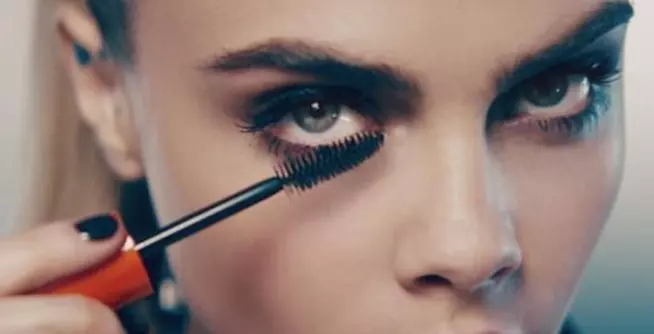 Bloccato l'ultimo spot con Cara Delevingne sul mascara Un primo piano di Cara Delevingne
