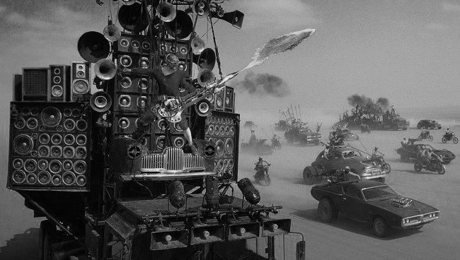 Mad Max: Fury Road, una scena in bianco e nero
