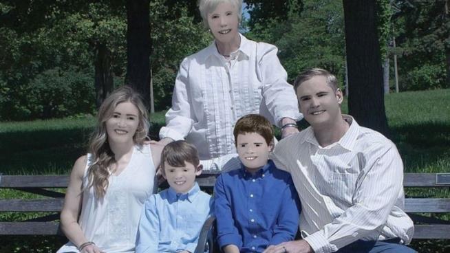 La famiglia mostra le esilaranti foto modificate dalla’ fotografa professionale' Foto della famiglia Zaring ritoccata e condivisa su Facebook