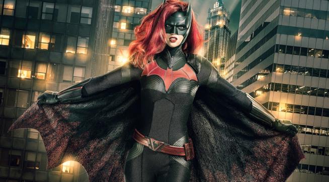 Batwoman e Supergirl in una nuova immagine dal set Ruby Rose nei panni di Batwoman