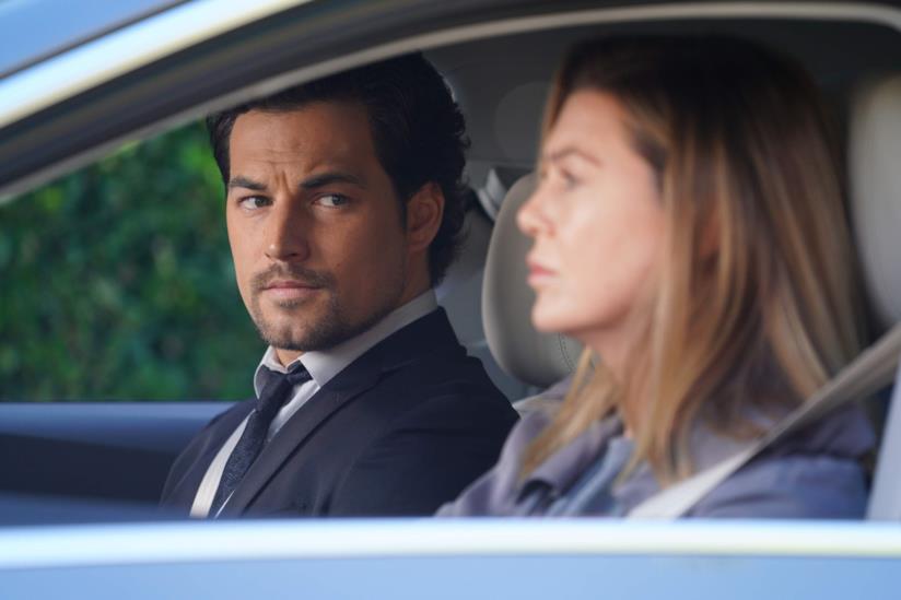 Cosa sta succedendo a DeLuca? Ecco alcune scene dal dietro le quinte Giacomo Gianniotti una scena con Ellen Pompeo