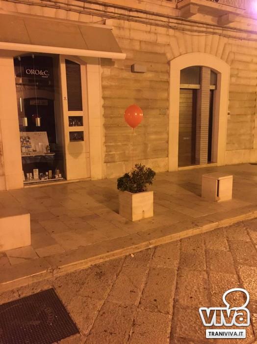 IT, palloncini rossi a Trani Trani, palloncini rossi per l'uscita di IT