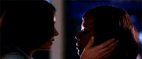 Annalise e Eve: il loro bacio appassionato Il bacio appassionato tra Annalise e Eve