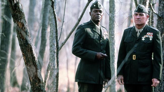 La trama e la storia vera del film Regole di ingaggio Samuel L. Jackson e Tommy Lee Jones in una scena di Regole d'onore