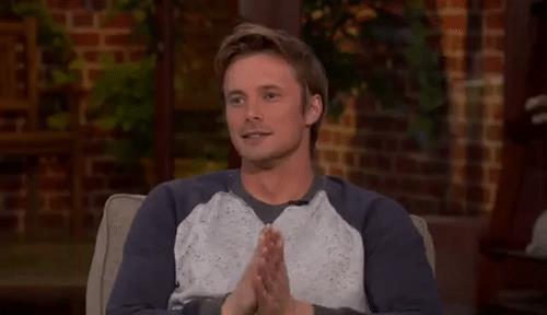 Bradley James Bradley James si frega le mani