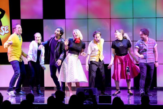 Il cast di The Big Bang Theory alle prese con Grease per una raccolta fondi Alzheimer Il cast di The Big Bang Theory canta Grease