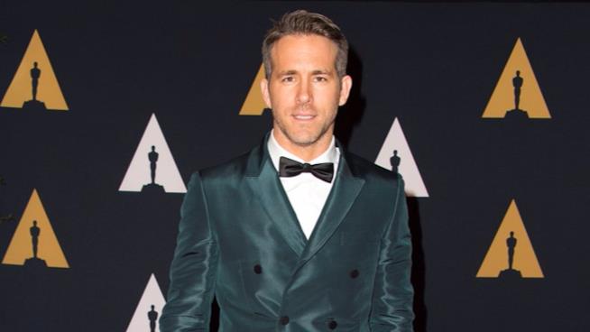 Ryan Reynolds è stato intervistato dal "gemello" Gordon in un divertente sketch Ryan Reynolds sul red carpet con una giacca doppiopetto cangiante