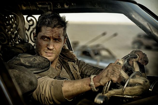 Tom Hardy, da guerriero della strada in Mad Max: Fury Road al war movie Dunkirk Tom Hardy è Max Rockatansky in una scena di Mad Max: Fury Road