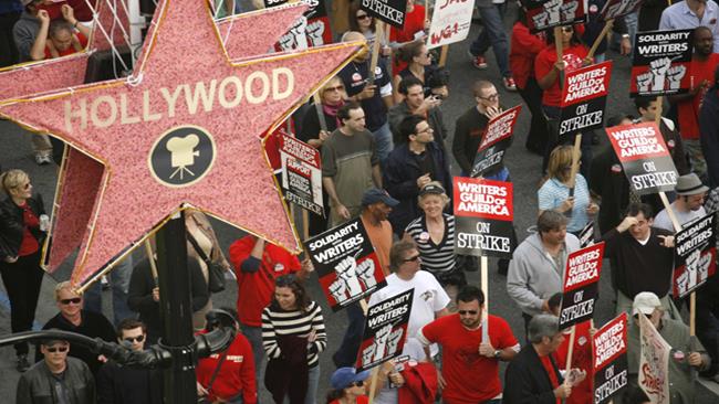Sciopero degli sceneggiatori USA: WGA e Hollywood si accordano Sciopero degli sceneggiatori USA