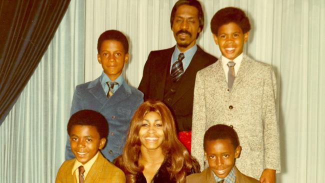 Il figlio maggiore di Tina Turner: trovato morto dalla polizia La famiglia Turner