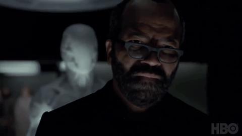 Bernard e il robot bianco nel trailer di Westworld 2 Un robot bianco si avvicina a Bernard di spalle