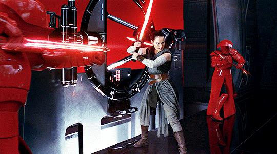 Rey con la spada di Kylo Ren Immagine di Rey con la spada di Kylo Ren