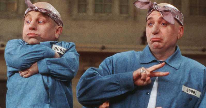 Verne Troyer e Mike Myers in una scena tratta da Austin Powers. Verne Troyer, l'iconico Mini-Me, è venuto a mancare solo pochi mesi fa. Mike Myers lo ha ricordato con affetto.