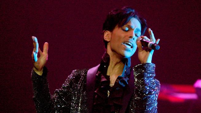 Nessuna prova per la morte di Prince: il caso è chiuso Prince durante un concerto