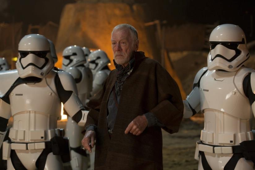 Il leggendario attore Max von Sydow è morto a 91 anni Max von Sydow circondato da soldati del Primo Ordine