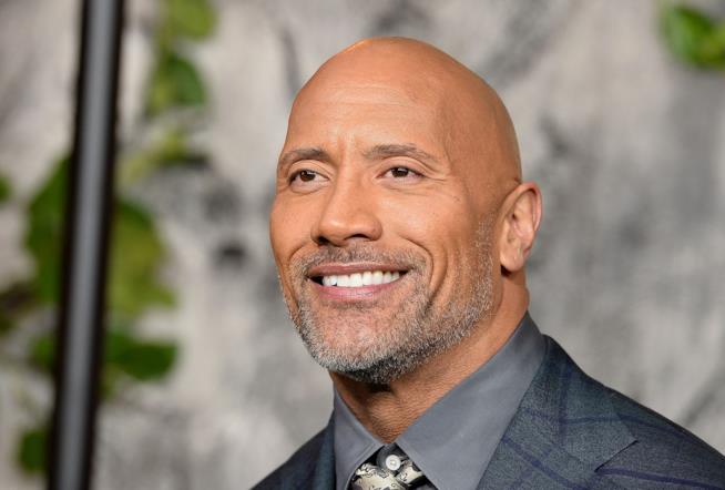 The Rock compra una casa al padre per dimostrarsi riconoscente Dwayne Johnson alla prima di Jumanji - Benvenuti nella giungla