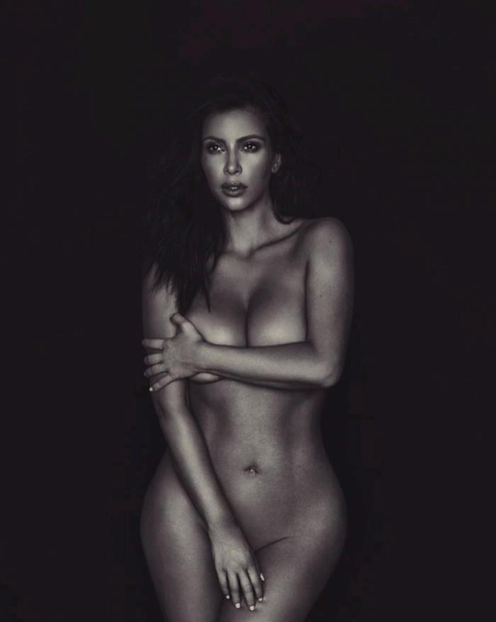 Kim Kardashian si spoglia di nuovo su Instagram Foto di Kim Kardashian nuda su Instagram