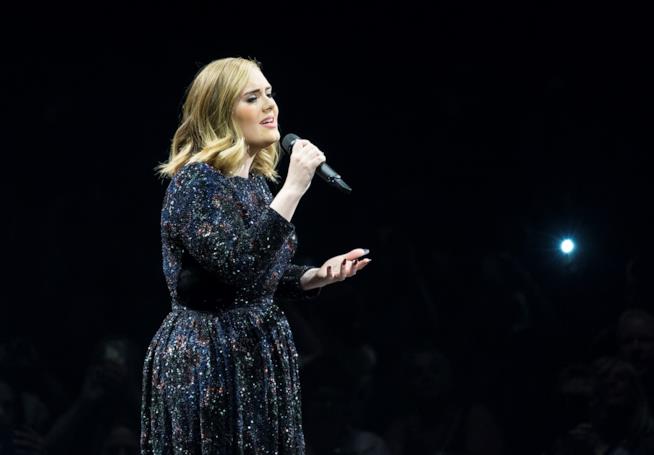 Adele porta sul palco due drag queen sue sosia Primo piano di Adele