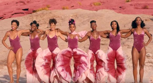I 10 miglior video di YouTube della settimana Ma cosa indossa Janelle Monáe nella suao ultimo video musicale?