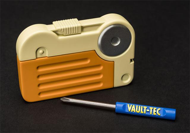 Alcune componenti del kit di costruzione del Pip-Boy 2000 Cacciaviti e holotape a marchio Vault-Tec