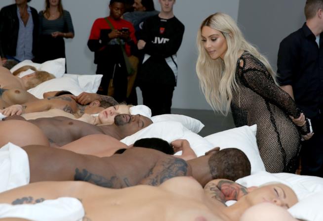 Kim Kardashian appare di nuovo bionda e fa visita alla sua copia di silicone Primo piano di Kim Kardashian bionda in visita al plastico di Famous