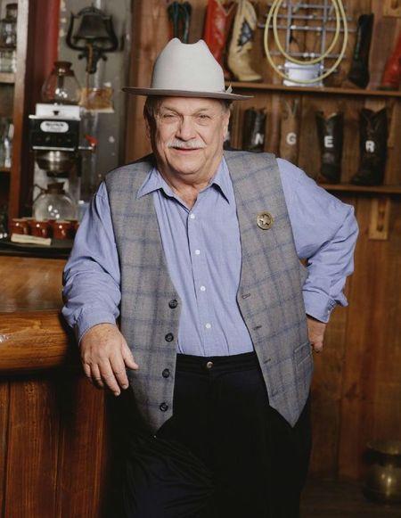 C.D. Parker, protagonista in Walker Texas Ranger C.D. Parker nel suo bar in stile texano
