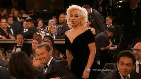 Lady Gaga vince un Golden Globe per il suo ruolo in Hotel Lady Gaga ritira il suo Golden Globe