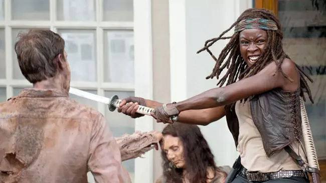 The Walking Dead anticipazione stagione 6 Michonne decapita qualche zombie in The Walking Dead