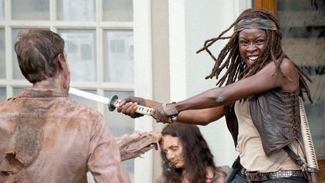 The Walking Dead anticipazione stagione 6 Michonne decapita qualche zombie in The Walking Dead