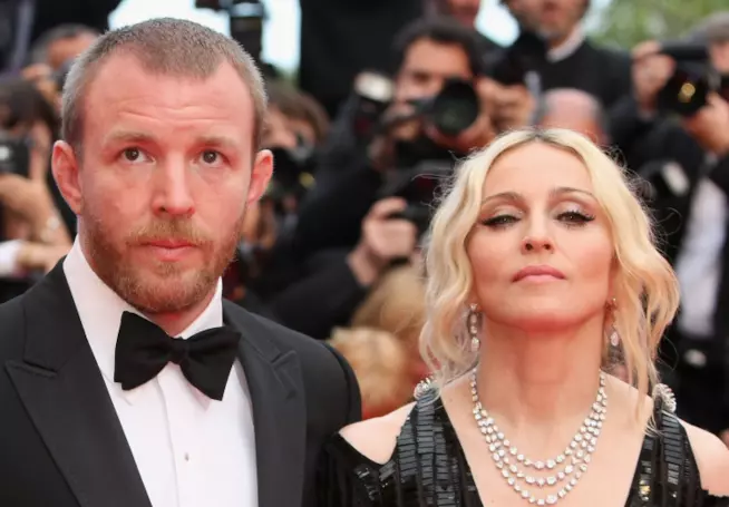 Madonna ignorata da Guy Ritchie e Rocco Primo piano di Madonna e Guy Ritchie