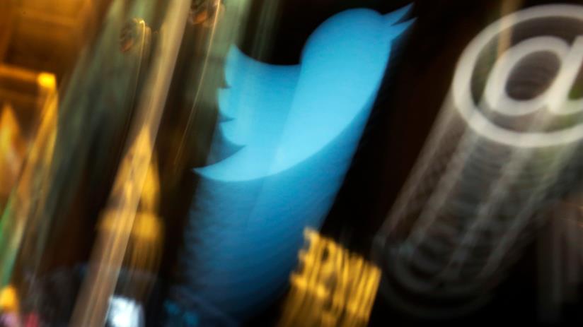 Twitter starebbe sperimentando una funzione per consigliare chi smettere di seguire Logo molto sfocato di Twitter