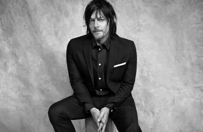 Norman Reedus ci sarà anche nell'ottava stagione di The Walking Dead Un'immagine in bianco e nero di Norman Reedus, l'interprete di Daryl Dixon in TWD