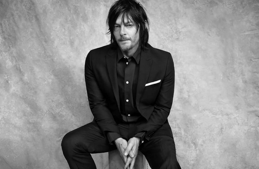 Norman Reedus ci sarà anche nell'ottava stagione di The Walking Dead Un'immagine in bianco e nero di Norman Reedus, l'interprete di Daryl Dixon in TWD