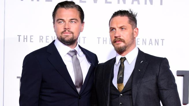 Tom Hardy deve farsi un tatuaggio... discutibile per una scommessa persa con Leonardo DiCaprio Leonardo DiCaprio e Tom Hardy alla prima di Revenant - Redivivo