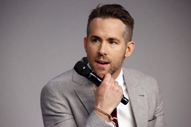 Ryan Reynolds annoiato e confuso in piscina da Taylor Swift Primo piano di Ryan Reynolds