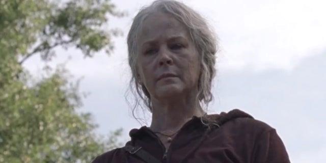 Carol e quello sguardo con Alpha che cambia tutto in The Walking Dead Carol in The Walking Dead 10x01