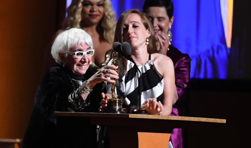 Lina Wertmüller ritira l'Oscar alla carriera a Los Angeles Lina Wertmüller con l'Oscar alla carriera