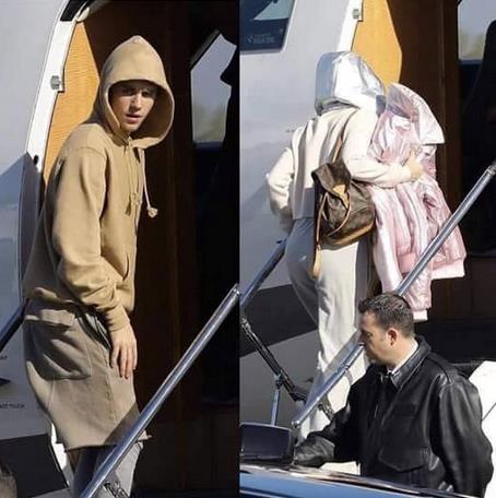 Kendall Jenner e Justin Bieber Kendall Jenner e Justin Bieber coperti salgono sull'aereo