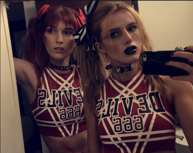 Le sorelle Bella e Dani Thorne ad Halloween 2016 Bella Thorne e Dani Thorne in outfit da cheerleader
