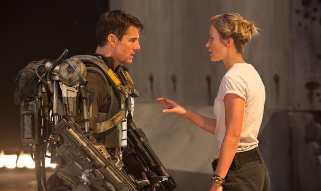 Edge of Tomorrow, lo sci-fi con Tom Cruise dal finale criptico Tom Cruise ed Emily Blunt in una scena del film