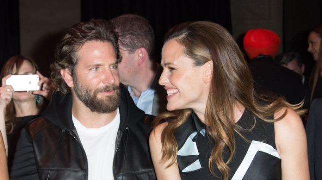 Bradley Cooper e Jennifer Garner di nuovo insieme a Parigi Bradley Cooper e Jennifer Garner sorridenti all'evento Versace