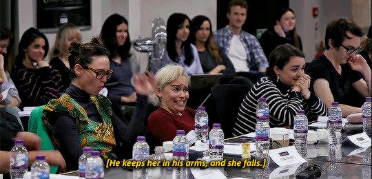 Emilia Clarke scherza durante il table read finale Emilia Clarke scherza dopo aver letto della morte di Dany