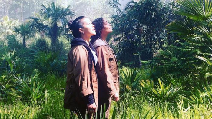 Annihilation, Rodriguez e Thompson nelle prime immagini del film Annihilation, due protagoniste esplorano l'Area X