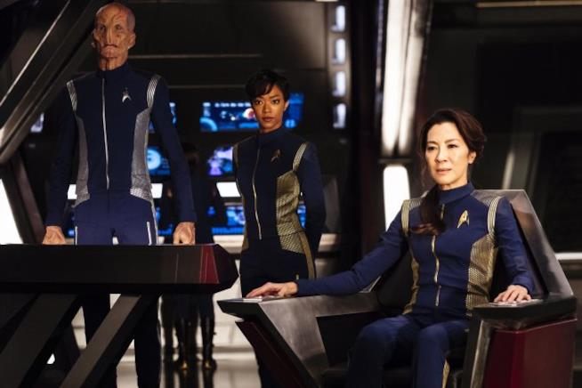 Una scena da Star Trek: Discovery. Ufficiale scientifico, primo ufficiale e capitano Ufficiale scientifico, primo ufficiale e capitano in Star Trek: Discovery